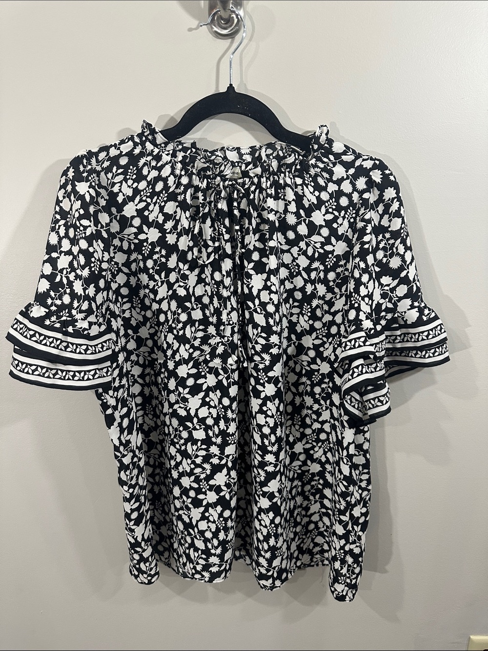 Max Studio Black & White Floral Ruffle-Sleeve Women's Top with Tie Neck, XL